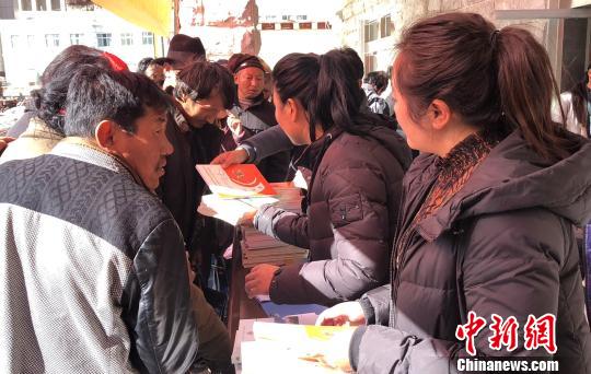 图为《边坝县民间文学三套集成》首发仪式的现场。边坝县文广局供图
