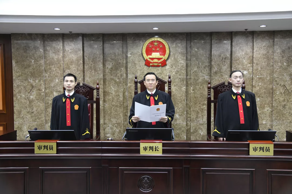 图为南宁市中院副院长余万庆宣读判决书