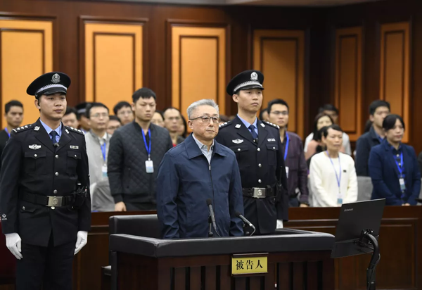 图为被告人陈旭在庭上听判