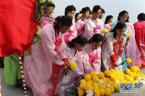 10月25日，在朝鲜平壤，朝鲜民众在中国人民志愿军烈士陵园内献花。