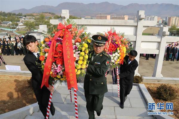 10月25日，在朝鲜平壤，人们在中国人民志愿军烈士陵园敬献花圈。