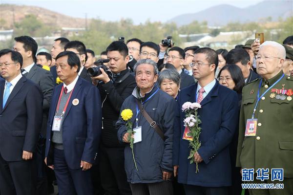10月25日，在朝鲜平壤，一名访朝的中国人民志愿军烈士后人（前中）参加仪式。