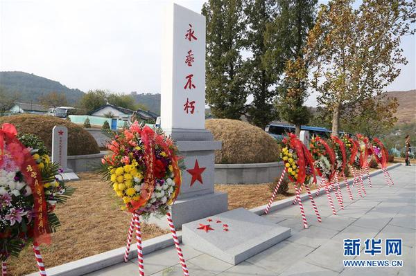这是10月25日在朝鲜平壤江东郡中国人民志愿军烈士陵园内拍摄的纪念碑。