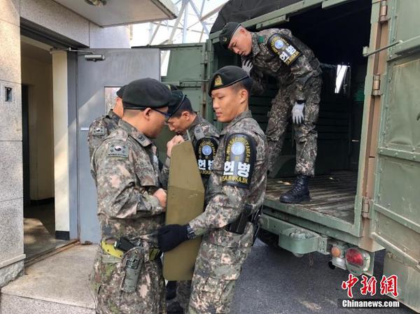 10月25日，韩朝完成板门店共同警备区解除武装工作。根据韩朝今年9月签署的《＜板门店宣言＞军事领域履行协议》，共同警备区解除武装后，韩朝民众和外国游客可于每日上午9时至下午5时自由出入该地区。