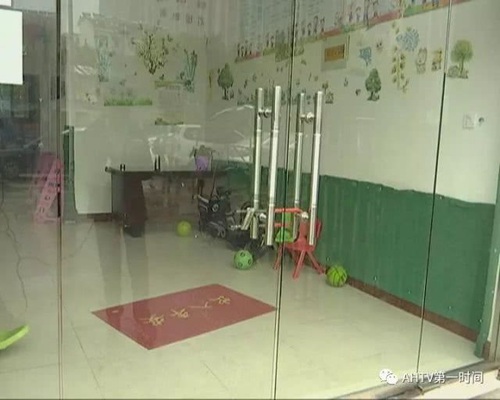 2岁男童轻咬女同学脸 遭对方父亲幼儿园内连扇耳光