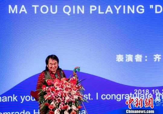 著名马头琴演奏家齐·宝力高参加论坛。主办方供图