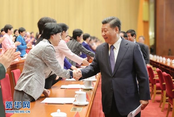 　10月30日，中国妇女第十二次全国代表大会在北京人民大会堂开幕。这是中共中央总书记、国家主席、中央军委主席习近平等同与会代表亲切握手。