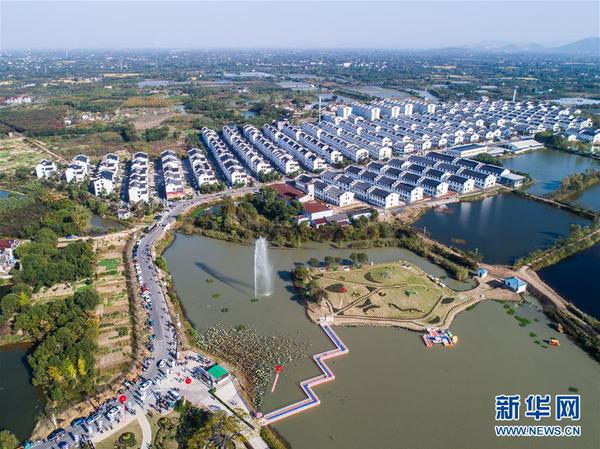 这是2018年10月27日航拍的北汤村生态园和整齐的农民新居。