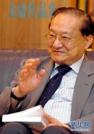 以笔名“金庸”写作多部武侠小说的著名作家查良镛10月30日下午在香港逝世，享年94岁。这是2004年8月11日，金庸在香港接受新华社记者的专访。
