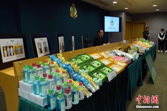 资料图:香港海关展示怀疑冒牌化妆品及护肤品 资料图:香港海关展示怀疑冒牌化妆品及护肤品