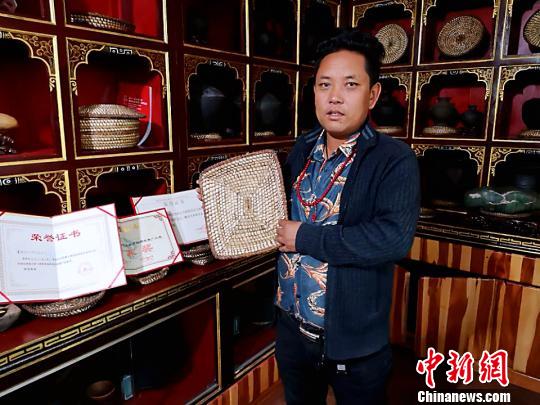 青海囊谦手工草编传承人杰加的“咗玛”变现记