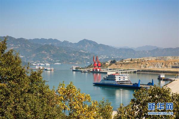 10月31日，船舶行驶在长江西陵峡一带水域（无人机拍摄）。 当日13时，三峡水库水位达到175.0米，实现2018年试验性蓄水目标。这标志着三峡水库连续第9年圆满完成175米试验性蓄水任务，为今冬明春发电、航运、供水、生态提供有力保障。2