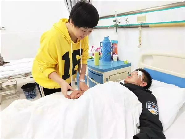 劫匪用剪刀挟持银行员工 条件只有1个:开枪击毙我