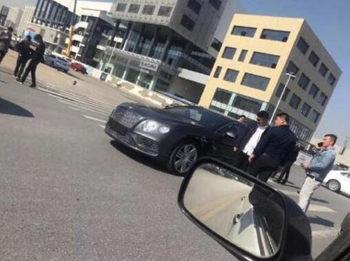 2万多比亚迪撞上300万宾利 两车都只买了交强险