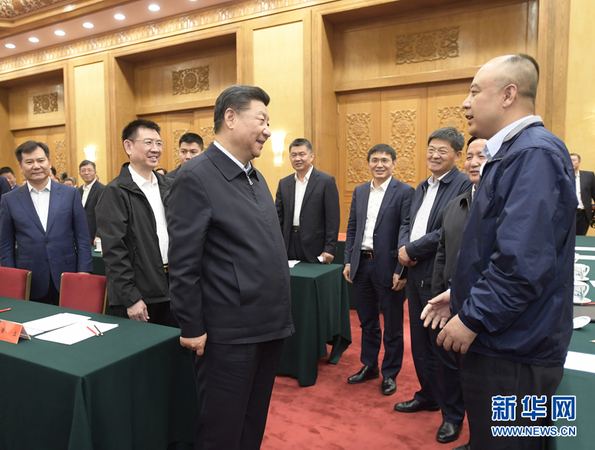 11月1日，中共中央总书记、国家主席、中央军委主席习近平在北京人民大会堂主持召开民营企业座谈会并发表重要讲话。这是习近平同民营企业家们亲切交流。