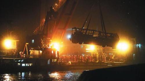 司乘互殴致公交坠江 遇难者家属：过多指责无意义