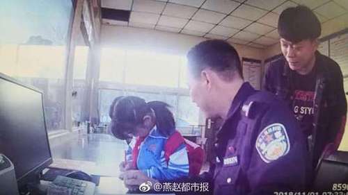 小学生拾到6块钱交岗亭 交警写证明:迟到请别批评