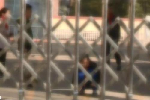 4年级学生迟到5分钟被班主任罚蹲1天 妈妈不淡定了