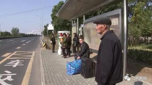 老人仅有800元被掉包成假钞 事情曝光后再度被骗