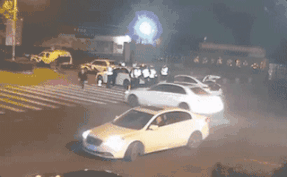 警察追逃犯始终保持5米距离:反正他也跑不过我