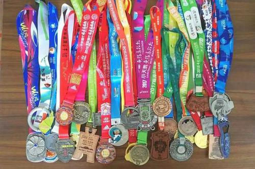 警察追逃犯始终保持5米距离:反正他也跑不过我