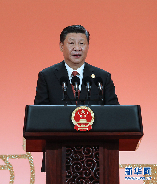 11月4日晚，国家主席习近平和夫人彭丽媛在上海举行宴会，欢迎出席首届中国国际进口博览会的各国贵宾。这是习近平发表致辞。