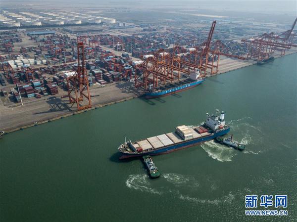 这是两艘海事船助推一艘海轮停靠钦州保税港区码头（11月3日无人机拍摄）。 地处我国西南边陲的广西钦州港抓住“一带一路”机遇，借助广西北部湾经济区开放开发的东风，已发展成为我国西南重要的出海通道。目前，钦州港港口吞吐能力突破亿吨大关。