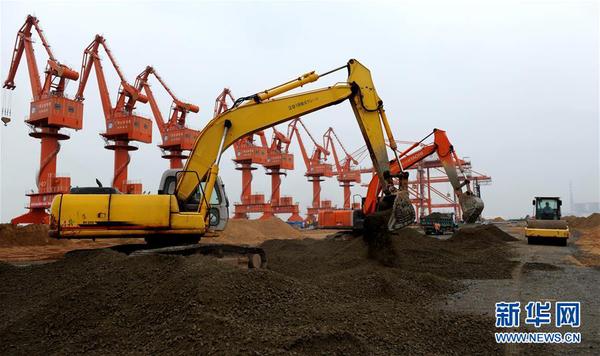这是钦州保税港区建设之初的场景（2009年10月15日摄）。 地处我国西南边陲的广西钦州港抓住“一带一路”机遇，借助广西北部湾经济区开放开发的东风，已发展成为我国西南重要的出海通道。目前，钦州港港口吞吐能力突破亿吨大关。