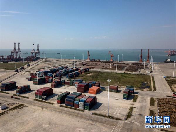 这是钦州保税港区正在新建的集装箱码头（11月2日无人机拍摄）。 地处我国西南边陲的广西钦州港抓住“一带一路”机遇，借助广西北部湾经济区开放开发的东风，已发展成为我国西南重要的出海通道。目前，钦州港港口吞吐能力突破亿吨大关。