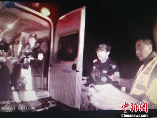 直到民警将她扶上警车，这名女乘客还是处于醉醺醺的状态 警方提供 摄