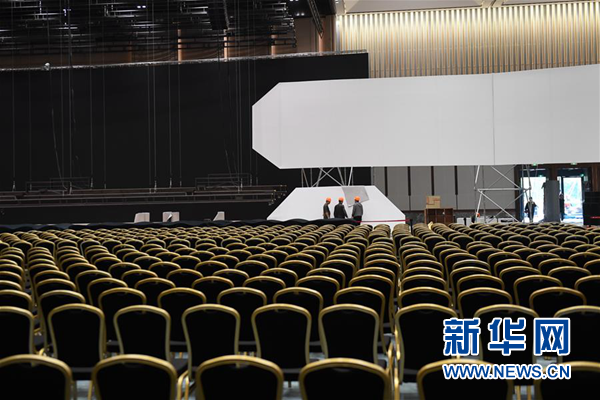 10月30日，工作人员在乌镇互联网国际会展中心调试设备。