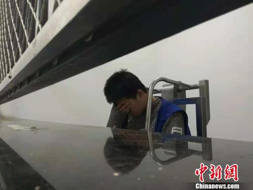 犯罪嫌疑人张某某因涉嫌盗窃罪已被皇姑警方依法刑事拘留。　王景巍 摄