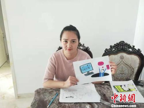 图为赵佳和她画的漫画。　本人供图 摄