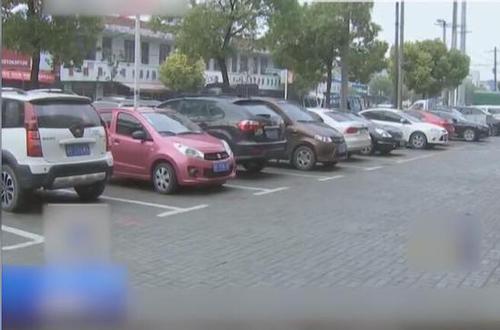 大妈在停车场跳广场舞 用铲车铲走轿车还贴告示牌