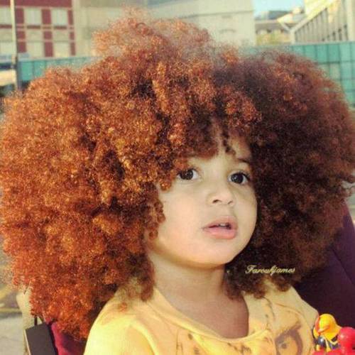 发量惊人!6岁男孩天生爆炸头走红 网友:请分点给我