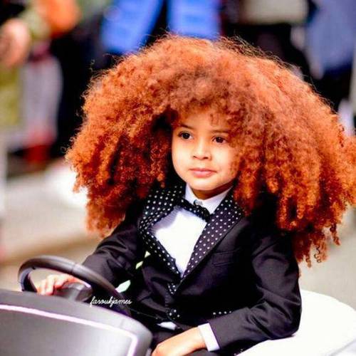 发量惊人!6岁男孩天生爆炸头走红 网友:请分点给我