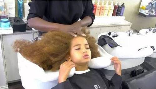 发量惊人!6岁男孩天生爆炸头走红 网友:请分点给我
