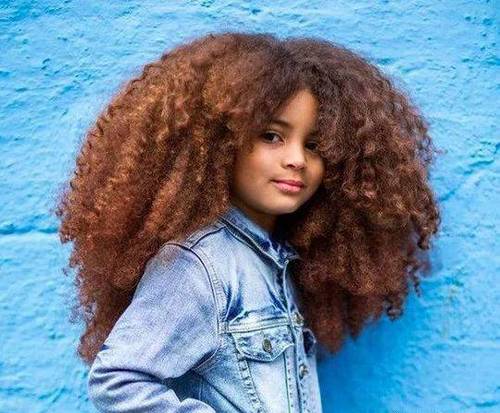 发量惊人!6岁男孩天生爆炸头走红 网友:请分点给我