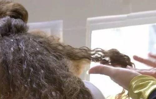 发量惊人!6岁男孩天生爆炸头走红 网友:请分点给我