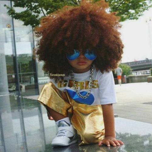 发量惊人!6岁男孩天生爆炸头走红 网友:请分点给我