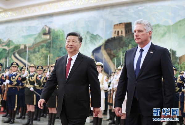 这是会谈前，习近平在人民大会堂北大厅为迪亚斯-卡内尔举行欢迎仪式。 新华社记者 刘彬 摄