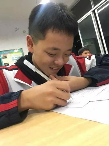 △考试中，学生做着做着就笑了