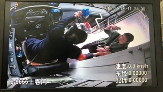 女子带宠物狗坐公交 遭司机拒绝倚靠车门拒不下车