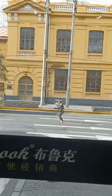 哈尔滨一男子手持双刀拦路砍人 疑因感情纠纷