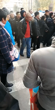 哈尔滨一男子手持双刀拦路砍人 疑因感情纠纷