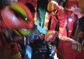 电梯轿厢没来致爷孙坠落 房东:老人骑车撞开电梯门