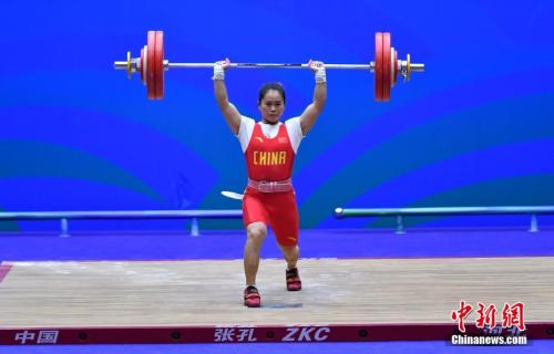 资料图:邓薇在比赛中。<a target='_blank' href='http://www.chinanews.com/'>中新社</a>记者 翟羽佳 点击进入下一页