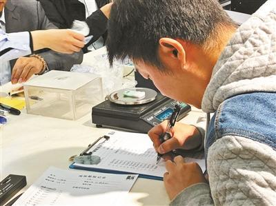鉴定人员在现场鉴定评估。