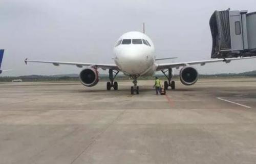 东航航班为抢救病人迫降 自媒体人:耽误大家时间