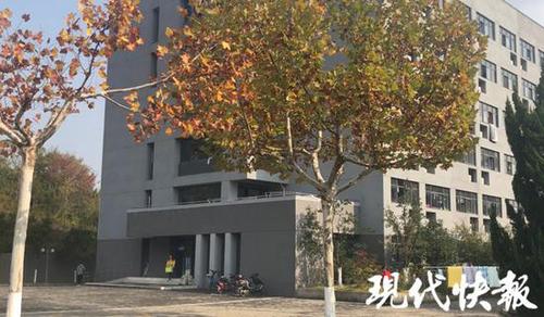 大学连发通知要学生搬新装修宿舍:为解决男女混住